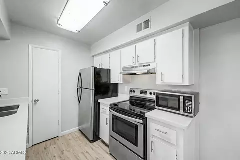 Kitchen - 2625 E Indian School Rd #227, Phoenix, AZ 85016 photo 1 of 4