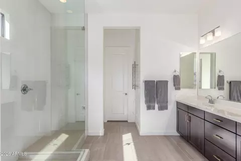 Bath - 837 E Monte Way, Phoenix, AZ 85042 photo 2 of 5