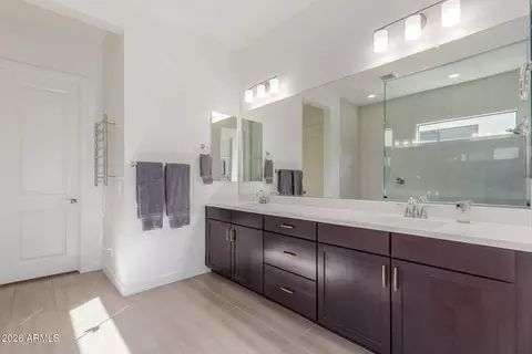 Bath - 837 E Monte Way, Phoenix, AZ 85042 photo 3 of 5