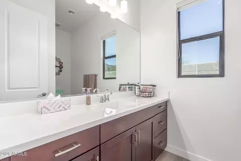 Bath - 837 E Monte Way, Phoenix, AZ 85042 photo 4 of 5