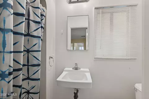 Bath - 1116 E Cinnabar Ave, Phoenix, AZ 85020 photo 2 of 2