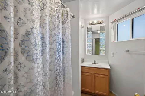 Bath - 1116 E Cinnabar Ave, Phoenix, AZ 85020 photo 1 of 2