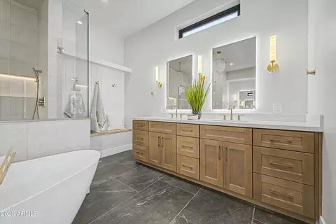 Bath - 5145 E Pinchot Ave, Phoenix, AZ 85018 photo 2 of 5