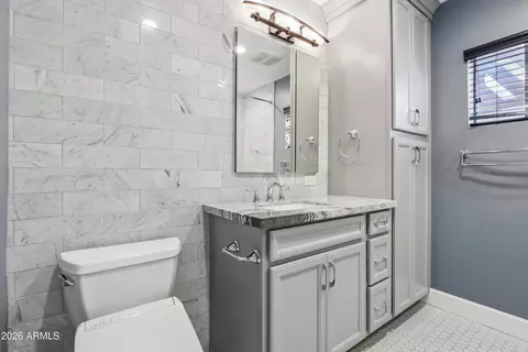 Bath - 2244 E Nicolet Ave, Phoenix, AZ 85020 photo 2 of 3
