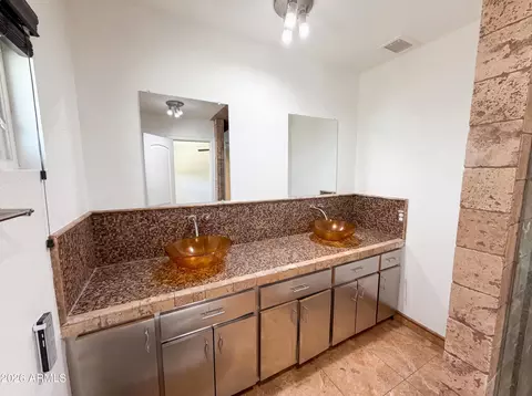 Bath - 2244 E Nicolet Ave, Phoenix, AZ 85020 photo 1 of 2