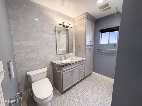 Bath - 2244 E Nicolet Ave, Phoenix, AZ 85020 photo 2 of 2