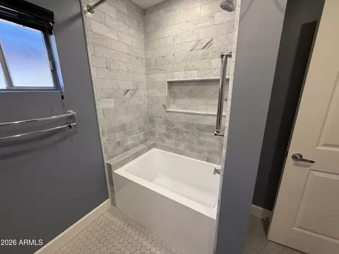 Bath - 2244 E Nicolet Ave, Phoenix, AZ 85020 photo 1 of 2