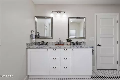 Bath - 4145 E Osborn Rd, Phoenix, AZ 85018 photo 3 of 5