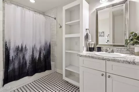 Bath - 4145 E Osborn Rd, Phoenix, AZ 85018 photo 4 of 5