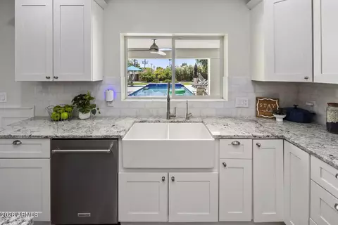 Kitchen - 4145 E Osborn Rd, Phoenix, AZ 85018 photo 2 of 6