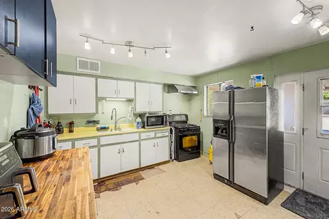 Kitchen - 906 E Cinnabar Ave, Phoenix, AZ 85020 photo 2 of 3