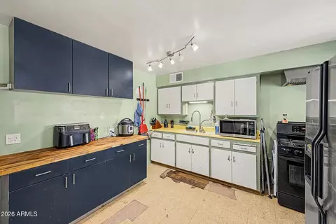 Kitchen - 906 E Cinnabar Ave, Phoenix, AZ 85020 photo 1 of 3
