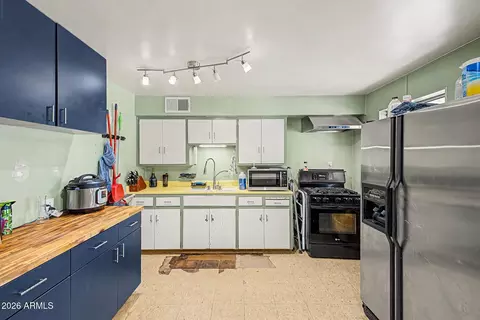 Kitchen - 906 E Cinnabar Ave, Phoenix, AZ 85020 photo 3 of 3