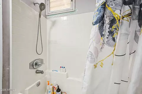 Bath - 906 E Cinnabar Ave, Phoenix, AZ 85020 photo 2 of 3