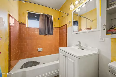 Bath - 906 E Cinnabar Ave, Phoenix, AZ 85020 photo 3 of 3