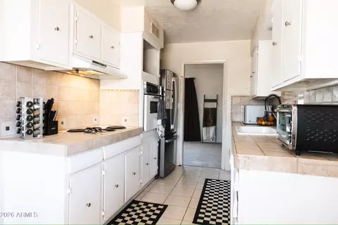 Kitchen - 3941 E Mercer Ln, Phoenix, AZ 85028 photo 1 of 3