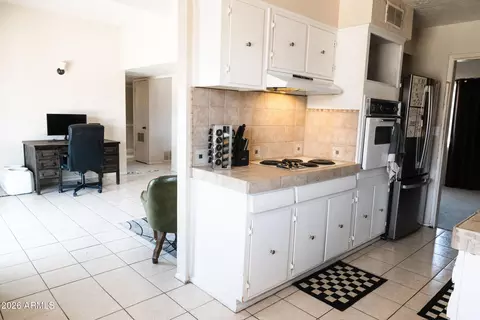 Kitchen - 3941 E Mercer Ln, Phoenix, AZ 85028 photo 2 of 3