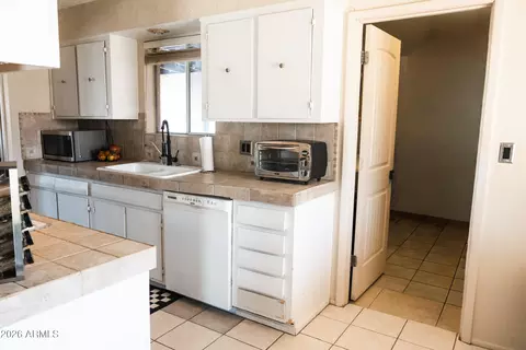 Kitchen - 3941 E Mercer Ln, Phoenix, AZ 85028 photo 3 of 3