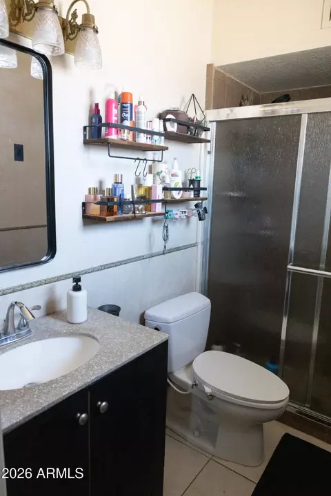 Bath - 3941 E Mercer Ln, Phoenix, AZ 85028 photo 3 of 3