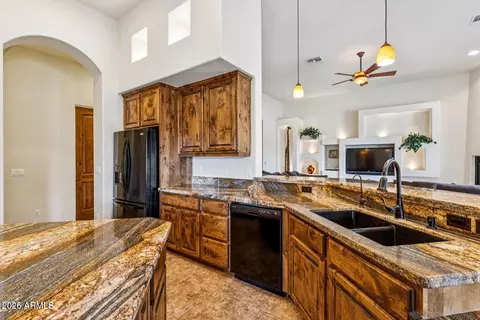 Kitchen - 10426 Greenway St, Mesa, AZ 85207 photo 4 of 7