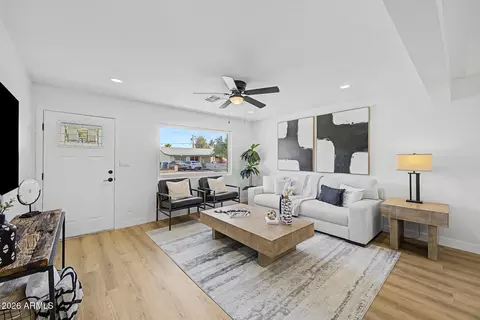Living - 1018 E Ruth Ave, Phoenix, AZ 85020 photo 2 of 4