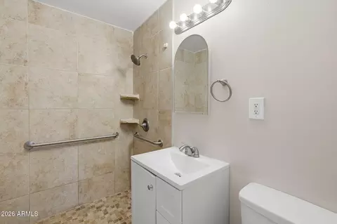 Bath - 1852 E Mobile Ln, Phoenix, AZ 85040 photo 1 of 1