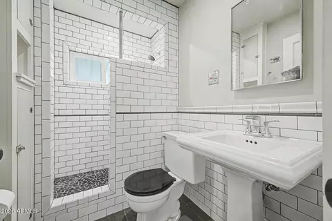 Bath - 515 W Campbell Ave, Phoenix, AZ 85013 photo 3 of 3