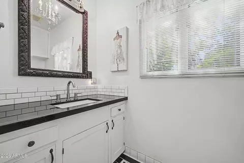 Bath - 515 W Campbell Ave, Phoenix, AZ 85013 photo 2 of 3