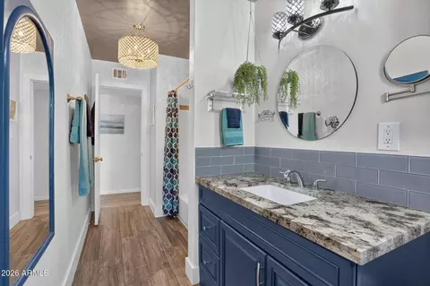 Bath - 3111 N 33rd St, Phoenix, AZ 85018 photo 2 of 3