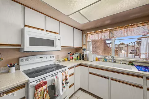 Kitchen - 4001 E Hancock Dr, Phoenix, AZ 85028 photo 1 of 2