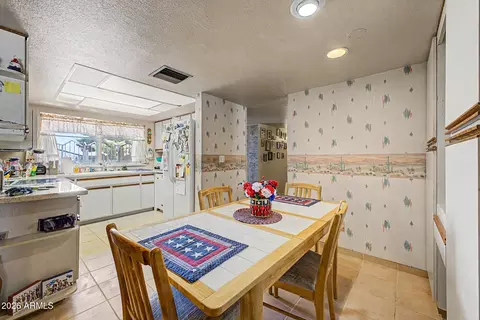 Dining - 4001 E Hancock Dr, Phoenix, AZ 85028 photo 3 of 4