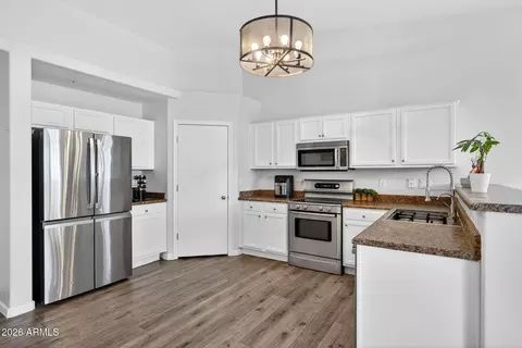Kitchen - 2069 E Cochise Ave, Apache Junction, AZ 85119 photo 2 of 4