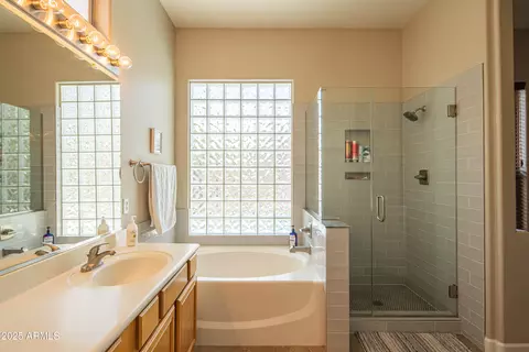Bath - 4374 E Lariat Ln, Phoenix, AZ 85050 photo 2 of 3