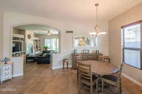 Dining - 4374 E Lariat Ln, Phoenix, AZ 85050 photo 3 of 5