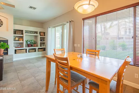 Dining - 4374 E Lariat Ln, Phoenix, AZ 85050 photo 5 of 5