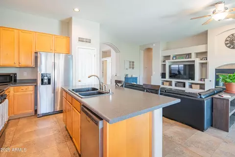 Kitchen - 4374 E Lariat Ln, Phoenix, AZ 85050 photo 4 of 6