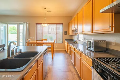 Kitchen - 4374 E Lariat Ln, Phoenix, AZ 85050 photo 2 of 6