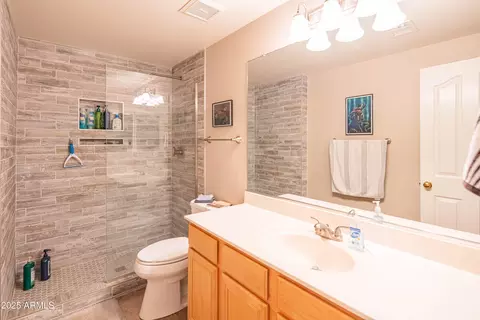 Bath - 4374 E Lariat Ln, Phoenix, AZ 85050 photo 3 of 3