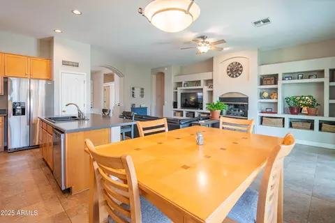 Dining - 4374 E Lariat Ln, Phoenix, AZ 85050 photo 4 of 5