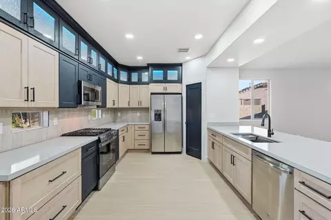 Kitchen - 4945 S Twinleaf Dr, Gilbert, AZ 85298 photo 5 of 6