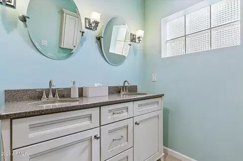 Bath - 7050 N 8th Ave, Phoenix, AZ 85021 photo 3 of 3