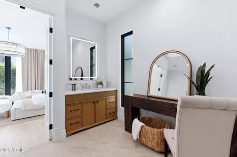 Bath - 5340 N 32nd Pl, Phoenix, AZ 85018 photo 3 of 7