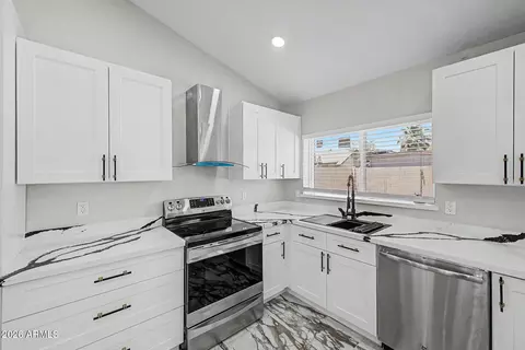 Kitchen - 528 W Mohawk Ln, Phoenix, AZ 85027 photo 2 of 3