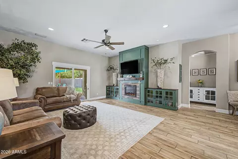 106 E Smoke Tree Rd, Gilbert, AZ 85296