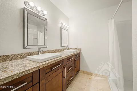Bath - 912 E Villa Rita Dr, Phoenix, AZ 85022 photo 1 of 3
