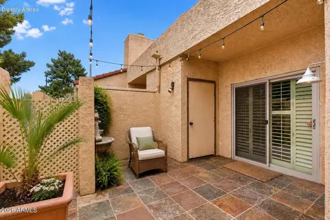 Exterior - 10 E Coral Gables Dr, Phoenix, AZ 85022 photo 2 of 9