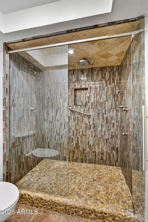 Bath - 10 E Coral Gables Dr, Phoenix, AZ 85022 photo 2 of 2