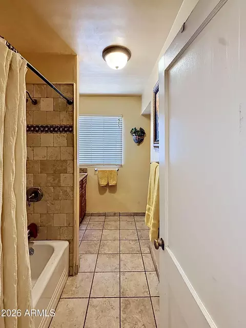Bath - 15 E Orange Dr, Phoenix, AZ 85012 photo 1 of 2