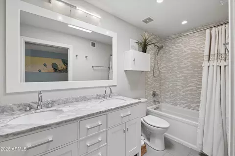 Bath - 4568 E Paradise Ln, Phoenix, AZ 85032 photo 3 of 3