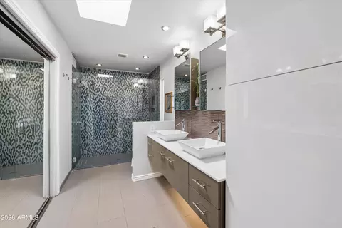 Bath - 4568 E Paradise Ln, Phoenix, AZ 85032 photo 1 of 3